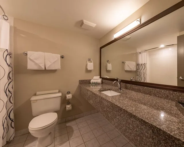 غرفة بسرير كوين بمطبخ صغير، Best Western Mountainview Inn 4/4