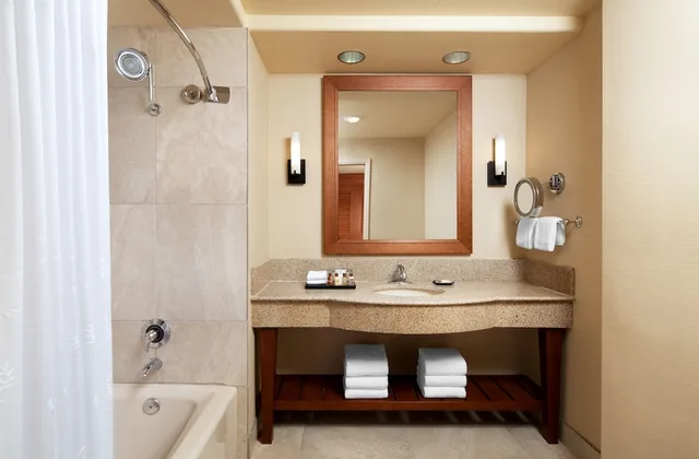 غرفة كلوب بسرير كينج، SHERATON LA JOLLA HOTEL 6/8
