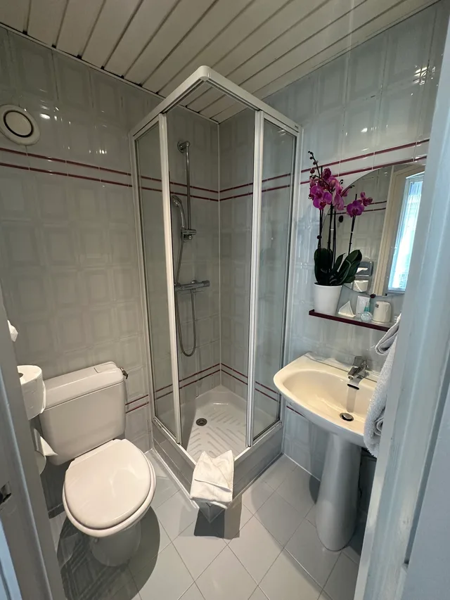 غرفة كلاسيكية بسرير كوين، Hotel Opera Deauville 3/3