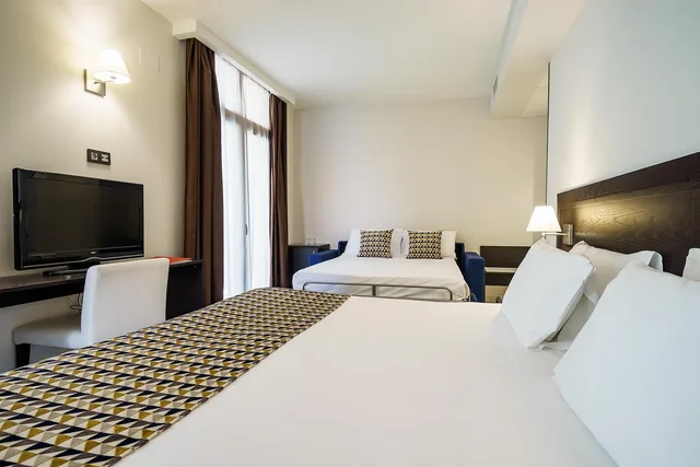 Room, Quadruple, King Bed, Dorma Malaga Museos 3/7