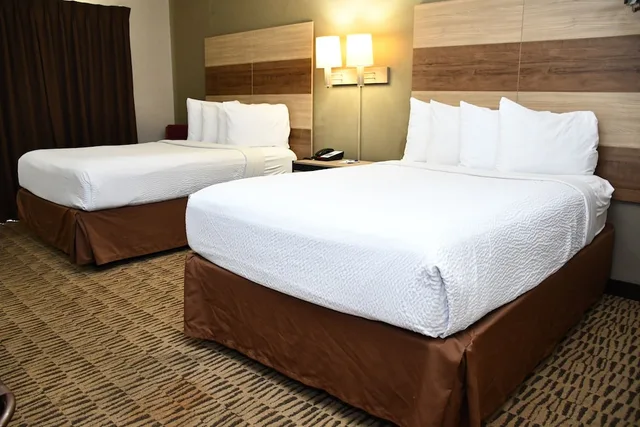 غرفة بسريرين مزدوجين، Baymont Inn and Suites by Wyndham Platteville 3/10