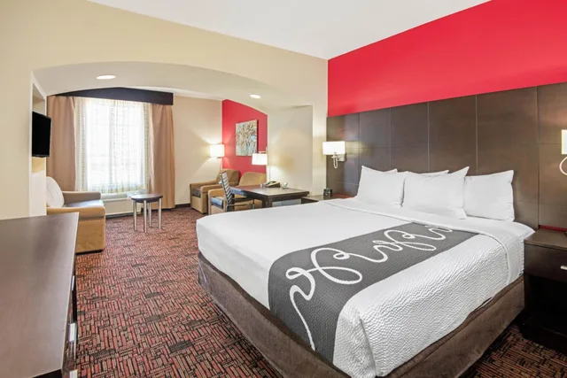 غرفة تنفيذية بسرير كينج، La Quinta Inn & Suites by Wyndham Elk City 2/4