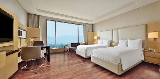 غرفة كلوب تنفيذية بسريرين منفصلين بحوض استحمام، Jw Marriott Hotel Chandigarh 6/10