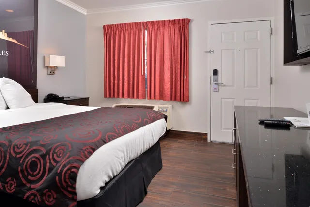غرفة بسرير كينج بحوض جاكوزي، Emerald Inn on Sunset 1/7