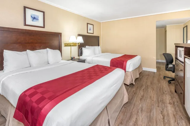 غرفة بسرير فردي وسريرين مزدوجين، Ramada By Wyndham Coquitlam 3/6