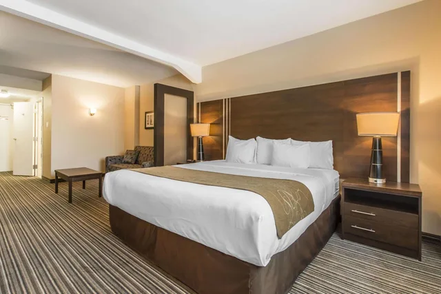 غرفة بسرير كينج مع أريكة، Comfort Suites Downtown Montreal 3/8