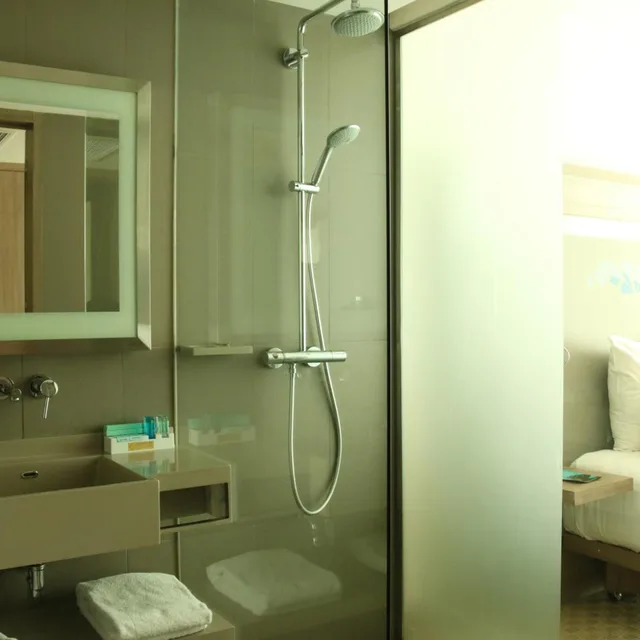 غرفة تنفيذية بسريرين منفصلين مع دخول صالة النادي، Novotel Tangerang 6/10