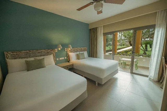 غرفة عائلية بسرير كينج وسريرين مزدوجين بغرفتي نوم، Iberostar Waves Dominicana 1/2