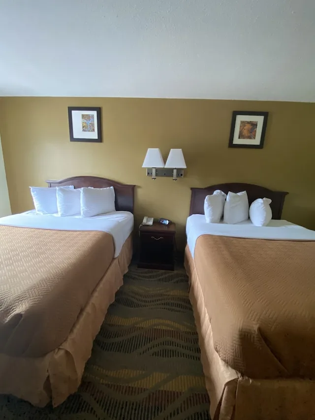 غرفة بسريرين كوين، Travelodge by Wyndham La Porte/Michigan City Area 2/4