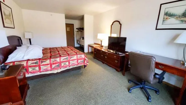 غرفة بسرير كوين لذوي الإعاقة، Jasper Ridge Inn Ishpeming 1/4
