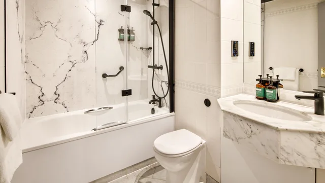 غرفة بريميوم بسرير كينج مع دخول الصالة، Crowne Plaza Manchester Airport 3/4