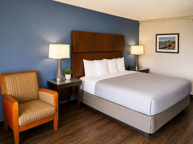 غرفة بسرير كينج بمطبخ صغير، Hotel Cartersville, GA 4/10