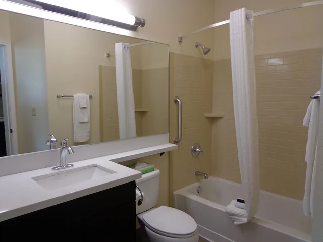جناح بسرير كوين بغرفة نوم واحدة مع أريكة، Candlewood Suites Odessa 2/4