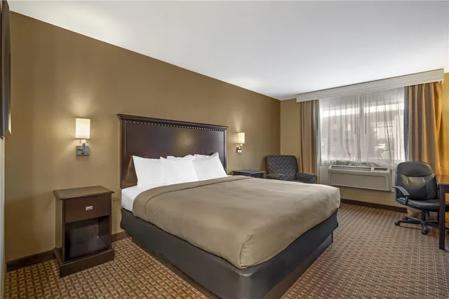 غرفة بسرير كينج بحوض استحمام لذوي الإعاقة، Best Western Plus Vintage Valley Inn 1/6