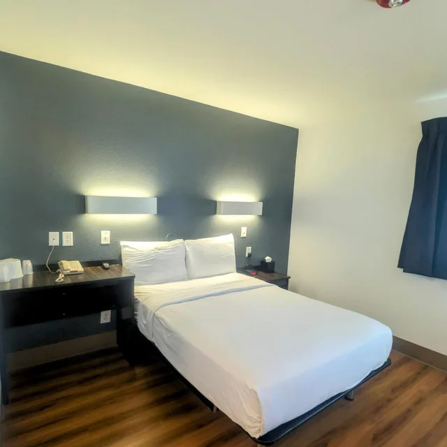 غرفة بسرير مزدوج يُسمح فيها بالحيوانات الأليفة لذوي الإعاقة، Econo Lodge Idaho Falls, ID 2/4