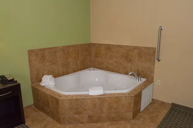 غرفة بسرير كينج بحوض جاكوزي، Hampton Inn Dandridge, TN 6/6