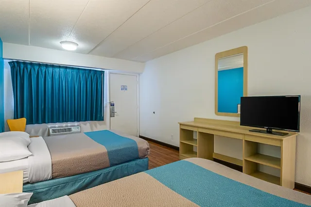 غرفة قياسية بسريرين مزدوجين لذوي الإعاقة، Motel6 Knoxville, TN - North 3/10