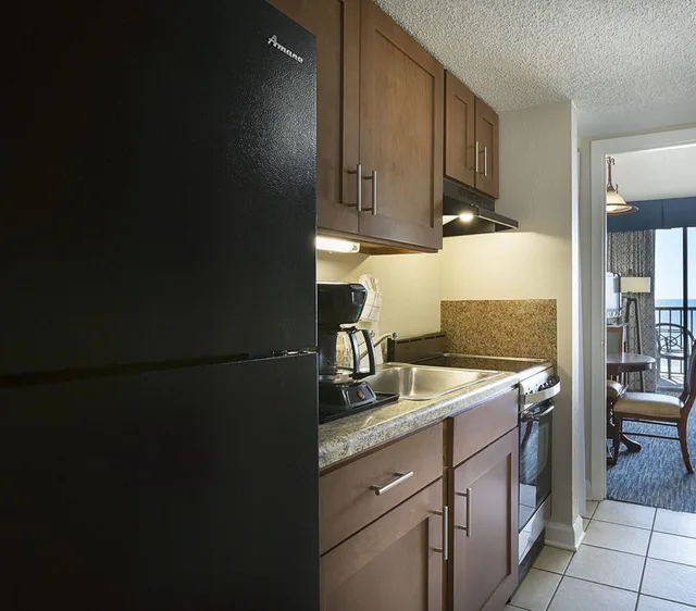 Efficiency, Tower, King Bed, Ocean Front, Kitchen، Sea Crest Oceanfront Resort 8/9