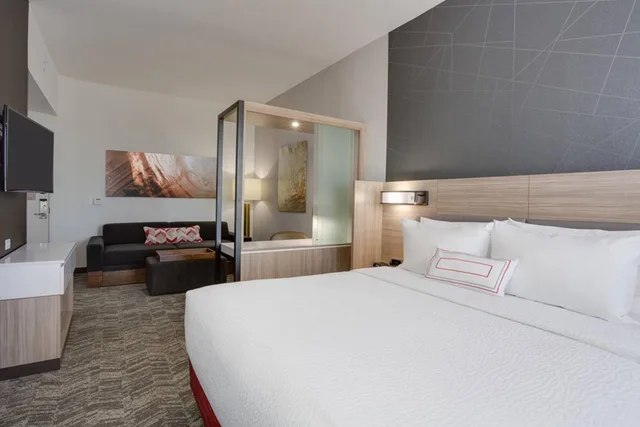 جناح بسرير كينج مع سرير سحّاب إضافي مع أريكة بحوض استحمام لذوي الإعاقة، Springhill Suites Fort Lauderdale Miramar 1/5