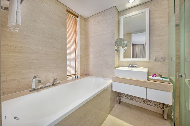 Premier, Suite, Double Bed, Ocean View, Holiday Beach Hotel Danang 6/8