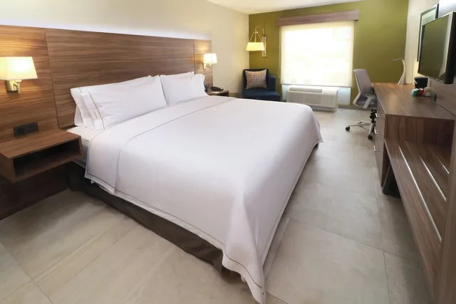 Standard, King Bed, Central Building، Holiday Inn Express Guadalajara Aeropuerto an IHG Hotel 7/10