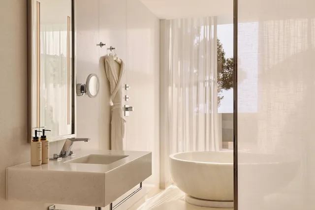 جناح جونيور بسرير كينج بإطلالة على البحر، The Maybourne Riviera 7/8