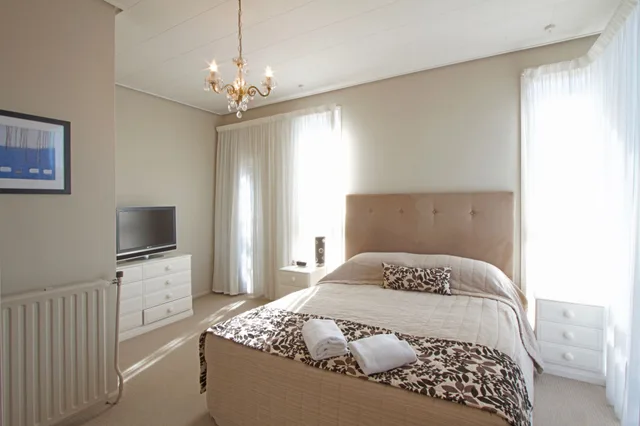 شقة بأربعة أسرّة وسريرين كينج بشرفة بـ4 غرف نوم، Farrys Motel 5/9