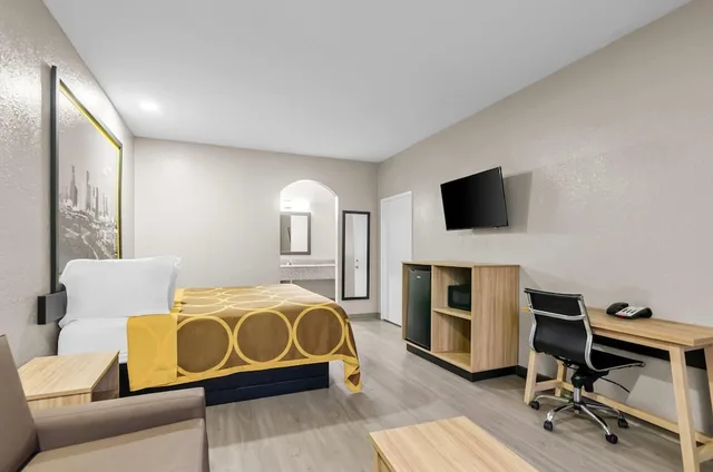 غرفة قياسية بسرير كينج للمدخنين، Super 8 by Wyndham Houston/Brookhollow NW 4/9