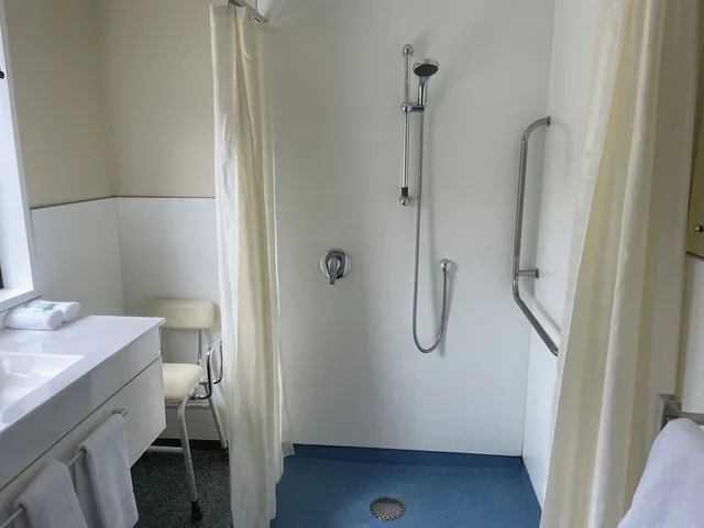 غرفة بسرير كوين بغرفة نوم واحدة مع أريكة لذوي الإعاقة، Allan Court Motel 4/4