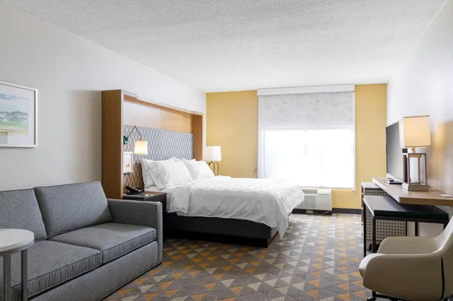 غرفة بسرير كينج مع أريكة، Holiday Inn Cleveland 3/5
