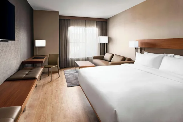 غرفة بسرير كينج لذوي الإعاقة، AC Hotel by Marriott Chapel Hill Downtown 1/3