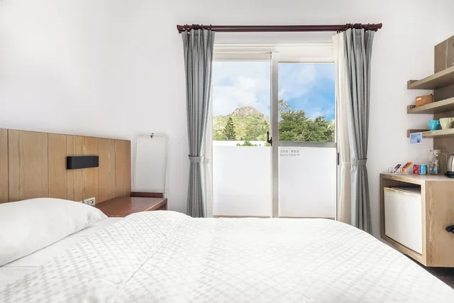 غرفة بسريرين منفصلين بشرفة، Kenting Fairyland & Farm Guest House 5/10