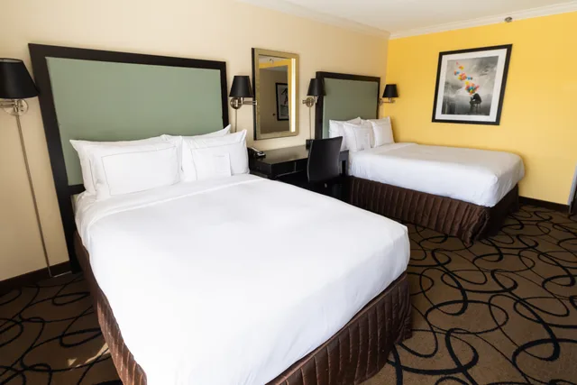 غرفة بسريرين مزدوجين، The Verve Hotel Boston Natick, Tapestry Collection by Hilton 2/4