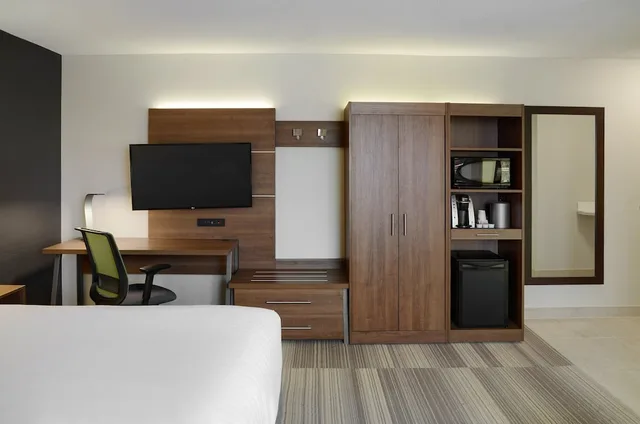 Standard, King Bed, Extra Floor Space، Holiday Inn Express Toronto Downtown 6/9