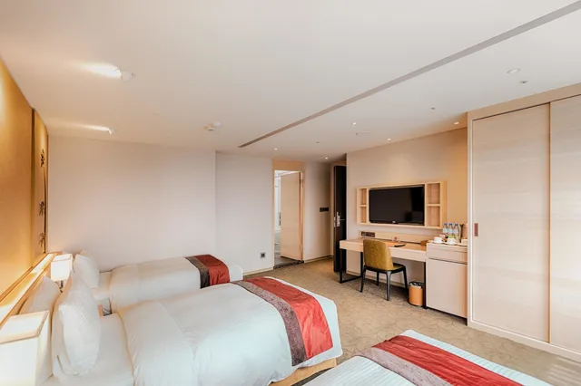 غرفة ديلوكس ثلاثية بثلاثة أسرّة بحوض استحمام، Green World Hotel Grand Nanjing 1/7