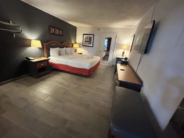 Room, King Bed, Smoking, Suite Dreams Motel Mattoon I 57 3/10