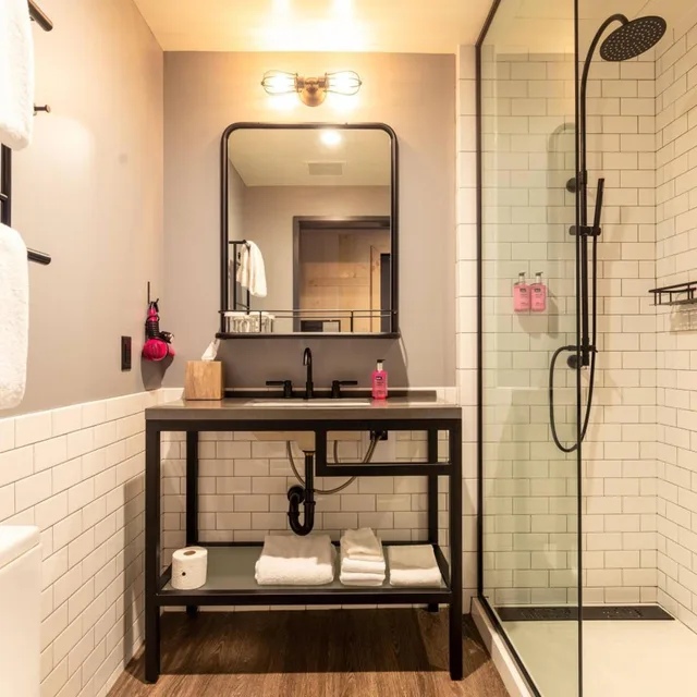 غرفة بسرير كينج بحوض استحمام لذوي الإعاقة، Moxy Nashville Downtown 1/2