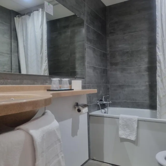 Room, Double Bed, Eiffel View، HOTEL EIFFEL KENSINGTON 10/10