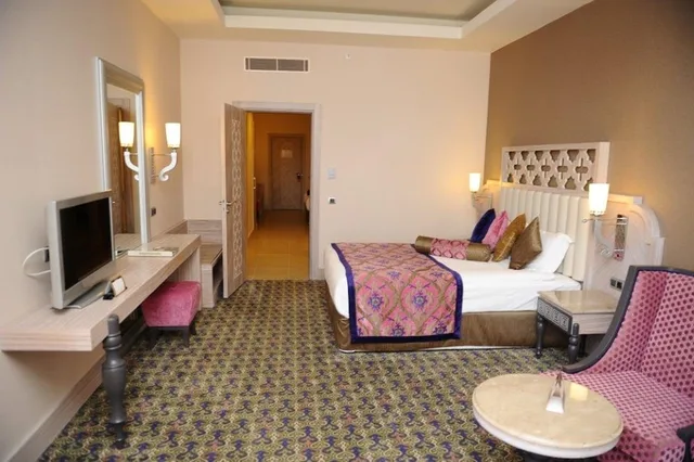 غرفة عائلية بسرير كوين وسريرين منفصلين بإطلالة على الحديقة، Royal Alhambra Palace 3/6