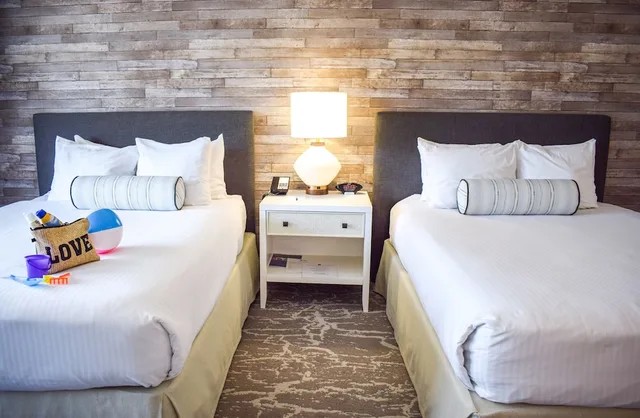 غرفة بسريرين كوين بإطلالة على البحر بشرفة، Beachside Inn 2/6