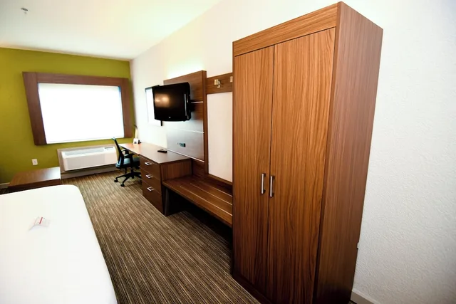 Standard, King Bed, Sofa, Holiday Inn Express Hotel And Suites Port Clinton Catawba Island 8/9