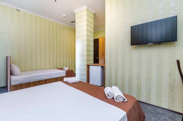 Standard, Triple, 1 Queen and 1 Single Bed, Courtyard View, Balcony, HOTEL MARLYN 2/5