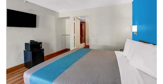 غرفة بسرير كينج لذوي الإعاقة، Motel6 Atlanta GA 7/9