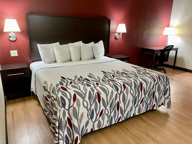 جناح بسرير كينج بحوض جاكوزي، Red Roof Inn Sandusky - Milan 2/5