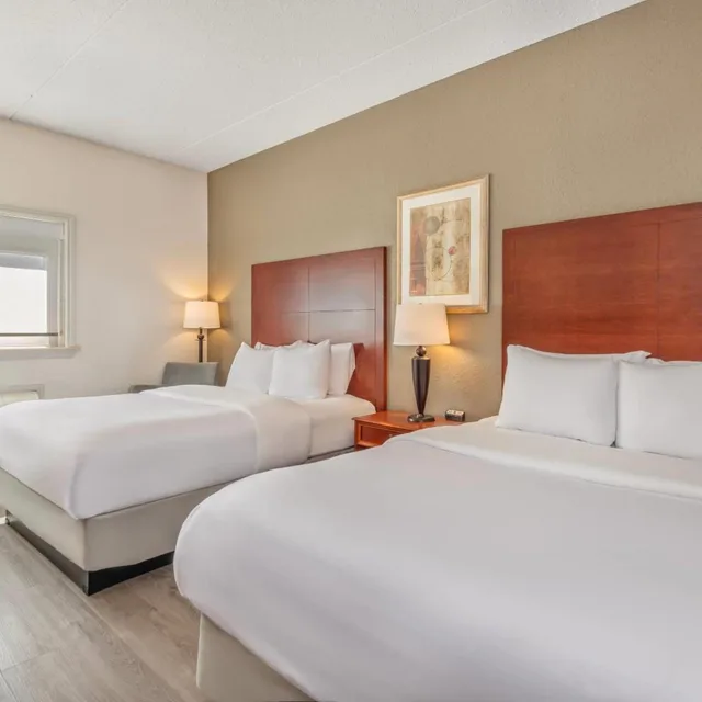 غرفة بزنس بسرير كينج وسريرين كوين، Comfort Inn & Suites Thousand Islands Harbour District 2/9