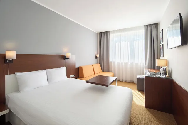 غرفة بسرير مزدوج مع أريكة، Hotel Desilva Inn Katowice Airport 1/4
