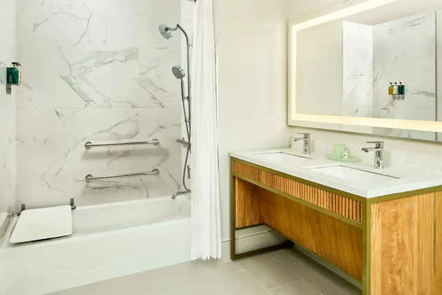 غرفة بسريرين كوين لذوي الإعاقة، Faro Blanco Resort Marathon Florida Keys, Curio by Hilton 5/5