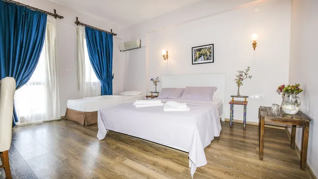 غرفة عائلية بسرير مزدوج وسرير فردي بإطلالة على البحر، Karaburun Konak Hotel 3/10