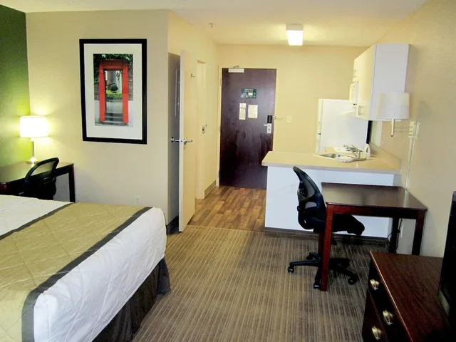 غرفة بسرير كوين لغير المدخنين بمطبخ، Studio 6 Suites Seattle Kent WA 1/9
