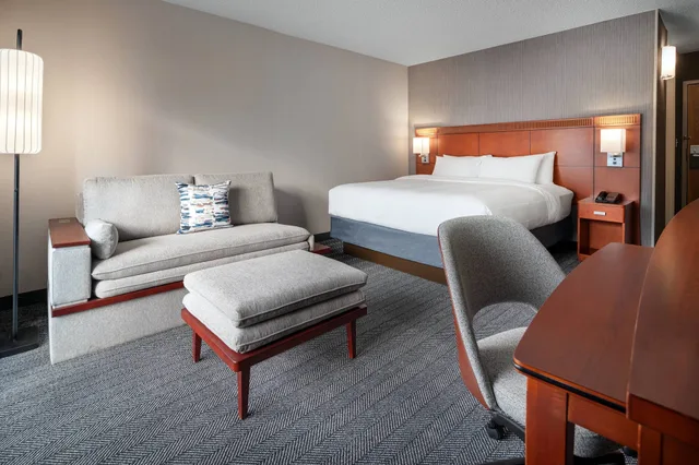 غرفة تنفيذية بسرير كينج مع أريكة، Courtyard Seattle Southcenter 1/3